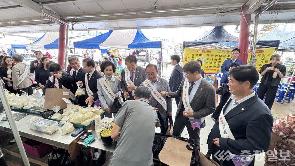 ▲ 이재명 의장 등 충북 진천군의회 의원들이 30일 진천읍 중앙시장에서 제수·생활 용품을 구입하며 시장 상인을 격려하고 있다.