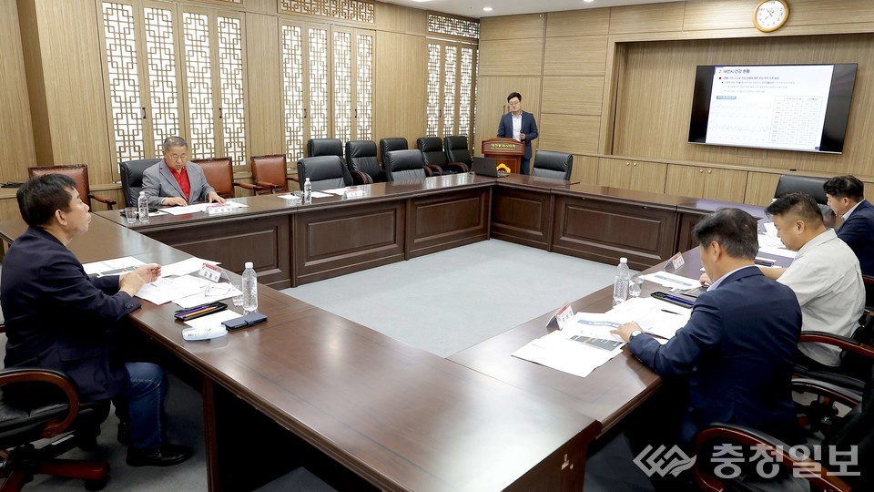 ▲ 사진 맨 좌측 김용수 정책연구용역 심의위원회 김용수 위원장이 정책연구용역 과제에 대한 2차 사전 심의회를 주재하고 있다