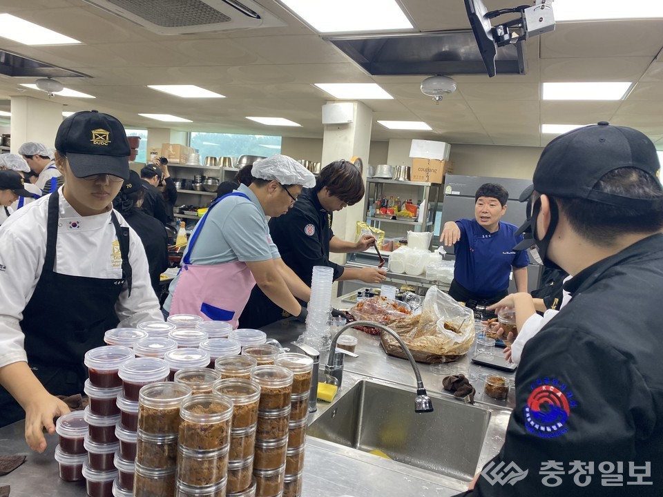 ▲ 대덕대학교 K-외식조리과 학생들과 교수진이 ‘2025 사랑의 명절음식 나눔행사’ 준비를 위해 분주히 음식을 조리하고 있다