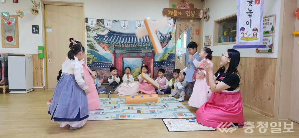 추석 연휴를 사흘 앞둔 9월 30일 충북 청주시 리버파크자이어린이집에서 한복을 곱게 차려입은 아이들이 윷놀이를 하며 명절 분위기를 즐겼다. 아이들은 “윷!”을 외치며 윷가락을 힘차게 던지고, 윷이 땅에 떨어질 때마다 손뼉을 치며 전통놀이의 즐거움을 만끽했다.
