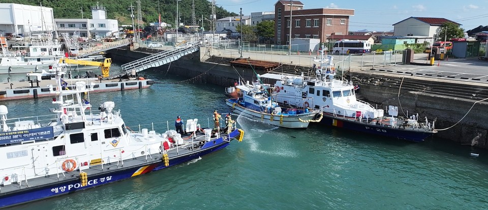 ▲ 태안소방서가 지난 29일 신진항 전용부두 일원에서 해경과 공조하며 화재진압 훈련을 실시하고 있다.