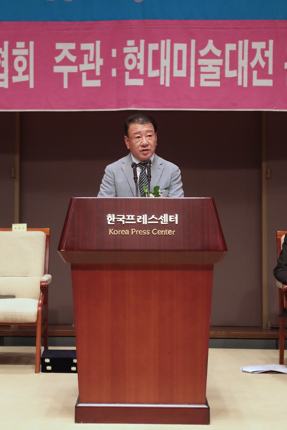 ▲ 현대미술대전 대회장인 박대순 조각가가 대회사를 하고 있다.