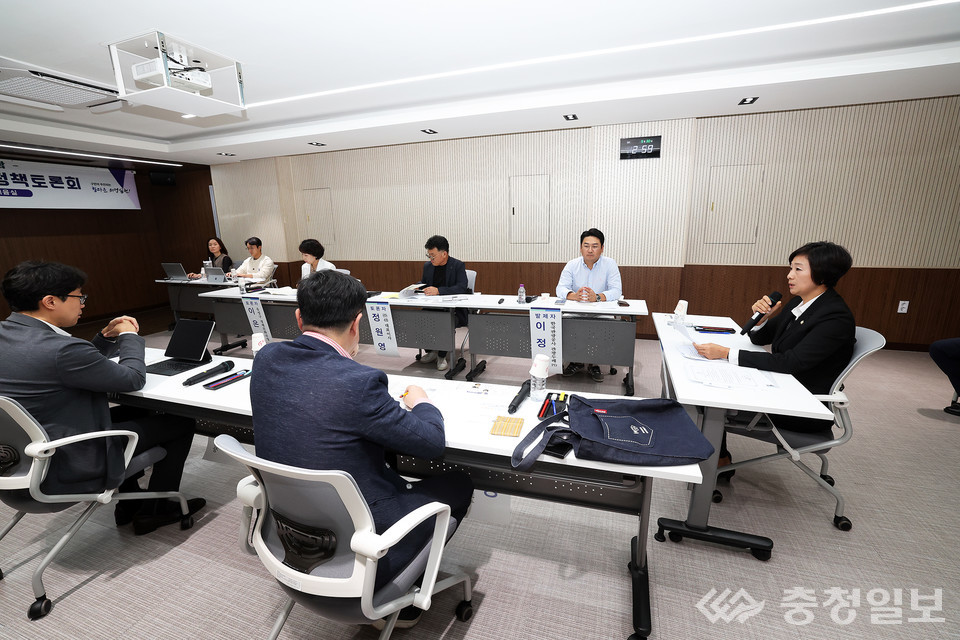 ▲ 맴 우측 김미희 의원이 ‘유성 야간관광 활성화를 위한 정책토론회’에서 발언하고 있다