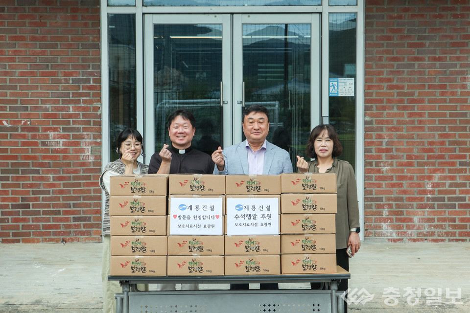 ▲ 계룡건설 진중길 상무(오른쪽에서 두 번째)가 청소년사회복지시설 효광원 김현 원장(왼쪽에서 두번째)에게 위문품을 전달하고 있다