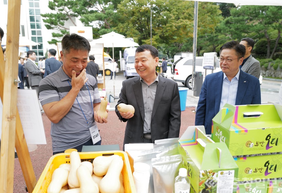 ▲ 대전 본사에서 열린 ‘이음장날’ 행사 현장에서 윤석대 한국수자원공사 사장(가운데)이 농가 관계자와 담소를 나누며 지역 농산물을 살펴보고 있다