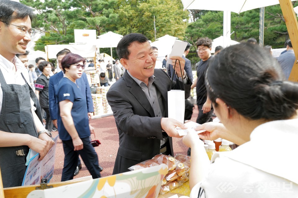 ▲ 윤석대 사장이 ‘이음장날’ 현장에서 농산물을 직접 구매하며 농가와 소통하는 모습을 보이고 있다