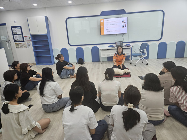 ▲ 심폐소생술 및 자동심장충격기 교육 모습