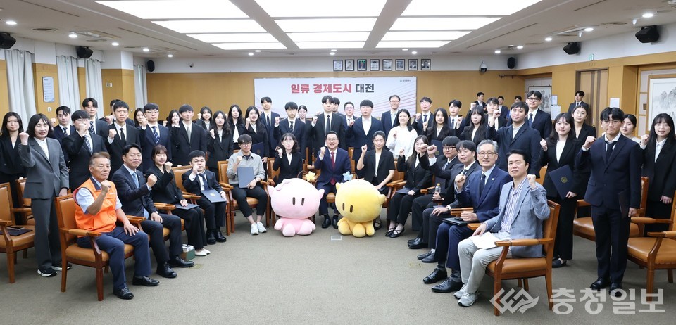 ▲ 이장우 대전시장(사진 가운데)이 30일 시청 대회의실에서 열린 임용식에서 2025년도 새내기 공직자 44명에게 임용장을 수여한 뒤 함께 기념촬영을 하고 있다. 신규 공무원들은 주먹을 불끈 쥐며 힘찬 출발을 다짐하고 있다