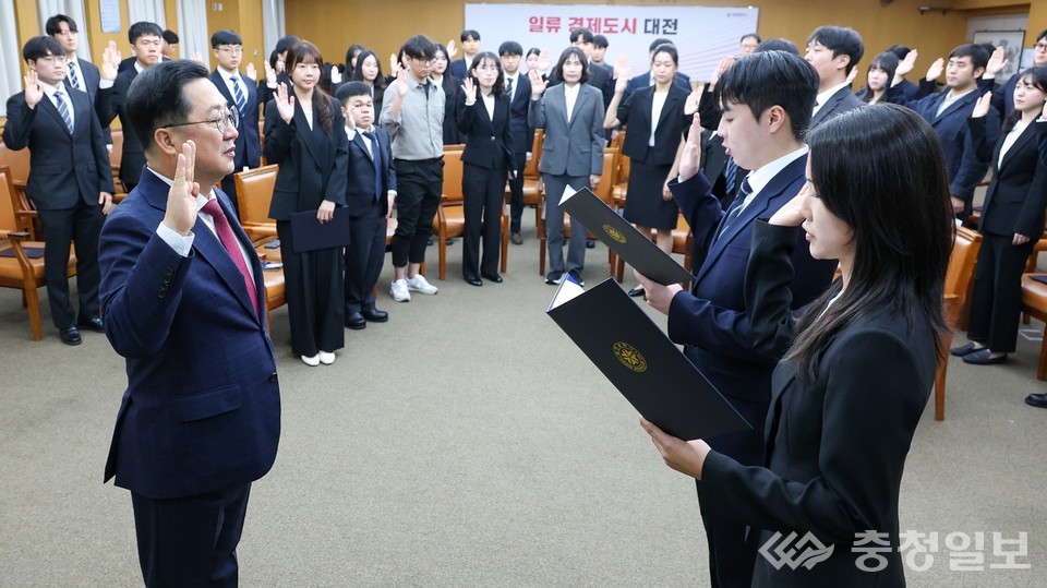 ▲ 이장우 대전시장이 30일 시청 대회의실에서 열린 임용식에서 새내기 공직자들과 함께 선서를 하고 있다. 신규 임용된 공무원들은 공직자로서의 첫 다짐을 밝히며 책임감 있는 자세를 다짐했다