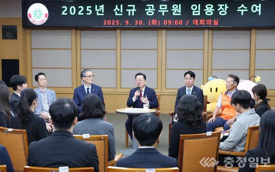 ▲ 이장우 대전시장이 30일 시청 대회의실에서 열린 ‘2025 신규 공무원 임용장 수여식’에서 새내기 공직자들과 마주 앉아 대화를 나누고 있다