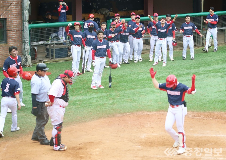 ▲ 신천지예수교회 야구팀이 2부 경기에서 홈런을 치며 홈에 들어오고 있다