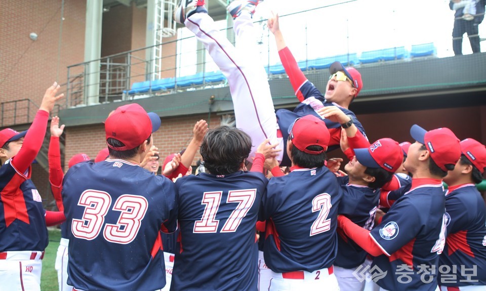 ▲ 신천지예수교회 야구팀이 2부 경기에 출전해 우승을 차지한 뒤 환호하고 있다