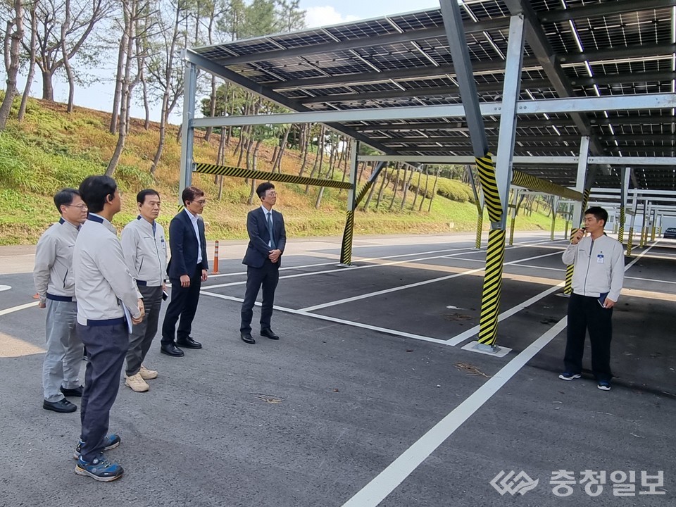 ▲ 우측 두 번째 송호석 금강유역환경청장이 1일 충남 아산 현대자동차 아산공장을 방문해 태양광 발전 설비와 전기차 생산 현장을 점검하고 관계자로부터 브리핑을 받고 있다