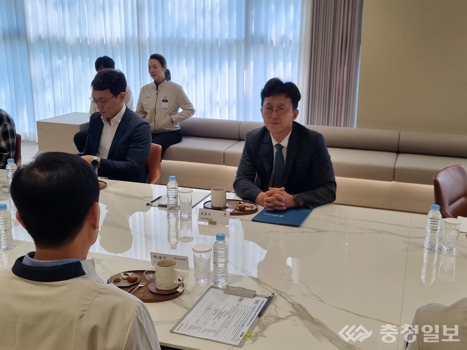 ▲ 우측 송호석 금강유역환경청장이 1일 충남 아산 현대자동차 아산공장에서 열린 간담회에서 전기차 생산 확대와 친환경 경영 실천 방안을 논의하고 있다