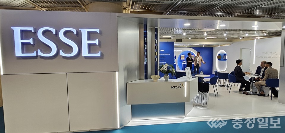 ▲ ﻿KT&G가 프랑스 칸에서 9월 29일부터 10월 2일(현지시간)까지 열린 세계 최대 규모의 면세박람회 ‘2025 TFWA World’에 참가했다. 사진은 ‘2025 TFWA World’에 참가한 KT&G 부스 전경