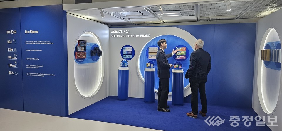 ▲ ﻿‘2025 TFWA World’ KT&G 직원들이 부스를 방문한 면세업계 관계자에게 설명하는 모습