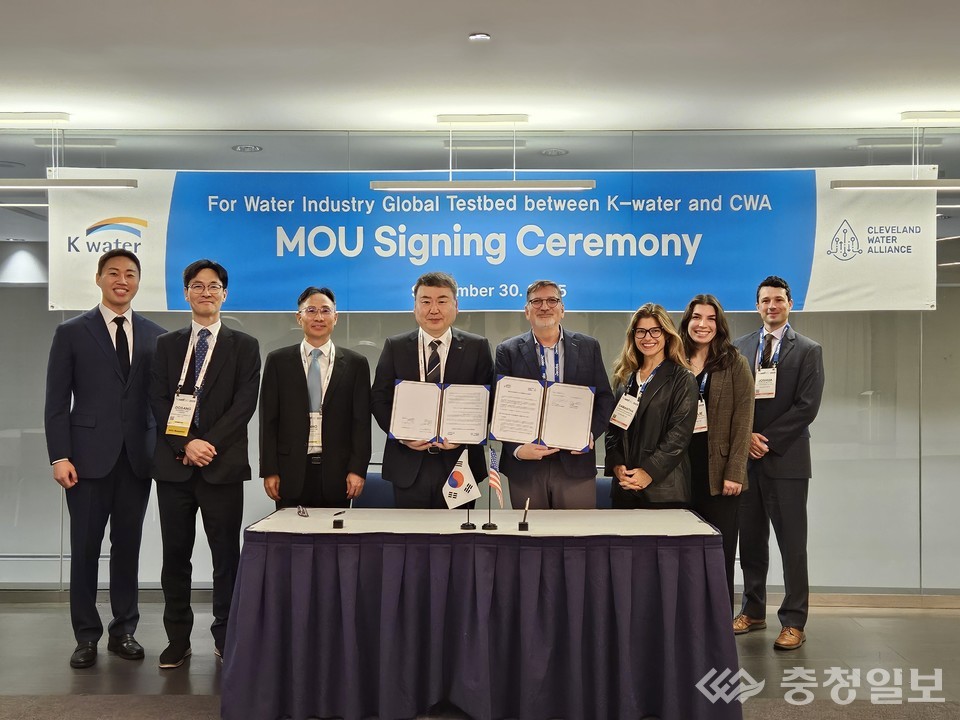 ▲ 현지 시각 9월 30일 오전 10시, 미국 시카고에서 웨프텍(WEFTEC) 2025가 열리고 있는 가운데 체결된 업무협약식 주요 참석자들. 사진 가운데 왼쪽 안정호 한국수자원공사 그린인프라부문장, 오른쪽 브라이언 스텁스(Bryan Stubbs) 클리블랜드 워터 얼라이언스 회장