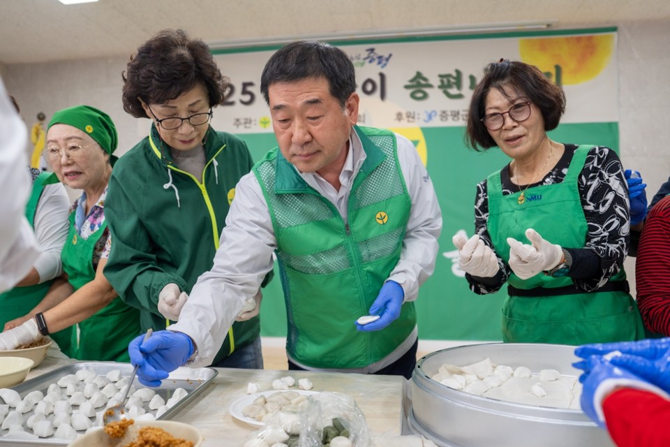 ▲ 충북 증평군새마을부녀회는 1일 추석 명절을 앞두고 지역 내 소외된 이웃을 위한 송편 나눔 행사를 진행했다.