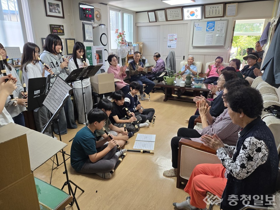 ▲ 대전삼성초 다누리 동아리 학생들이 추석을 맞아 삼성동 경로당을 방문해 리코더 합주 공연을 선보이자, 어르신들이 손뼉을 치며 즐겁게 호응하고 있다
