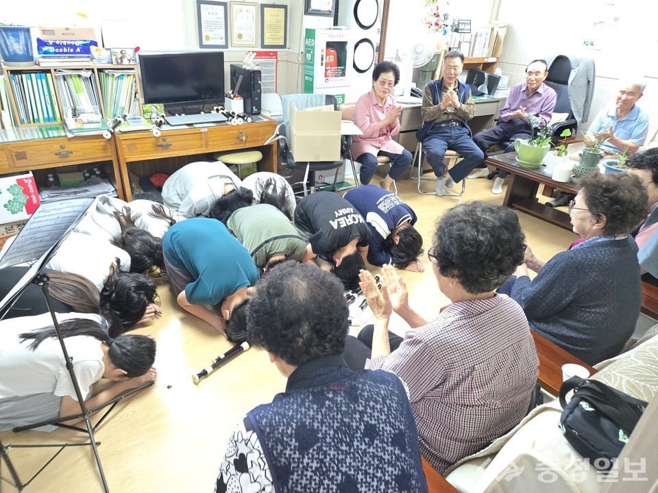 ▲ 연주 공연을 마치고 어르신들께 큰절을 올리며 감사의 마음을 전하고 있다