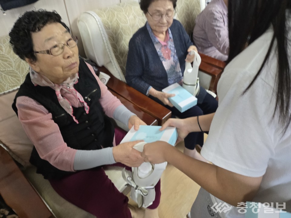 ▲ 학생이 정성껏 준비한 선물을 어르신께 전달하며 따뜻한 마음을 나누고 있다