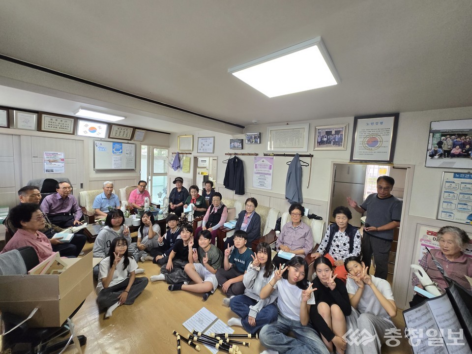 ▲ 연주와 나눔을 마친 뒤 어르신들과 학생들이 함께 기념촬영을 하며 화합의 순간을 남기고 있다