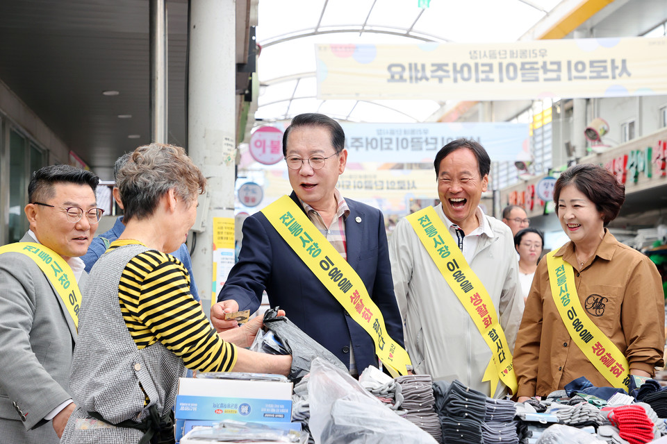▲ 송인헌 군수가 1일 추석 명절을 앞두고 괴산전통시장 이용 활성화를 위해 시장 상인들을 격려하고 있다.
