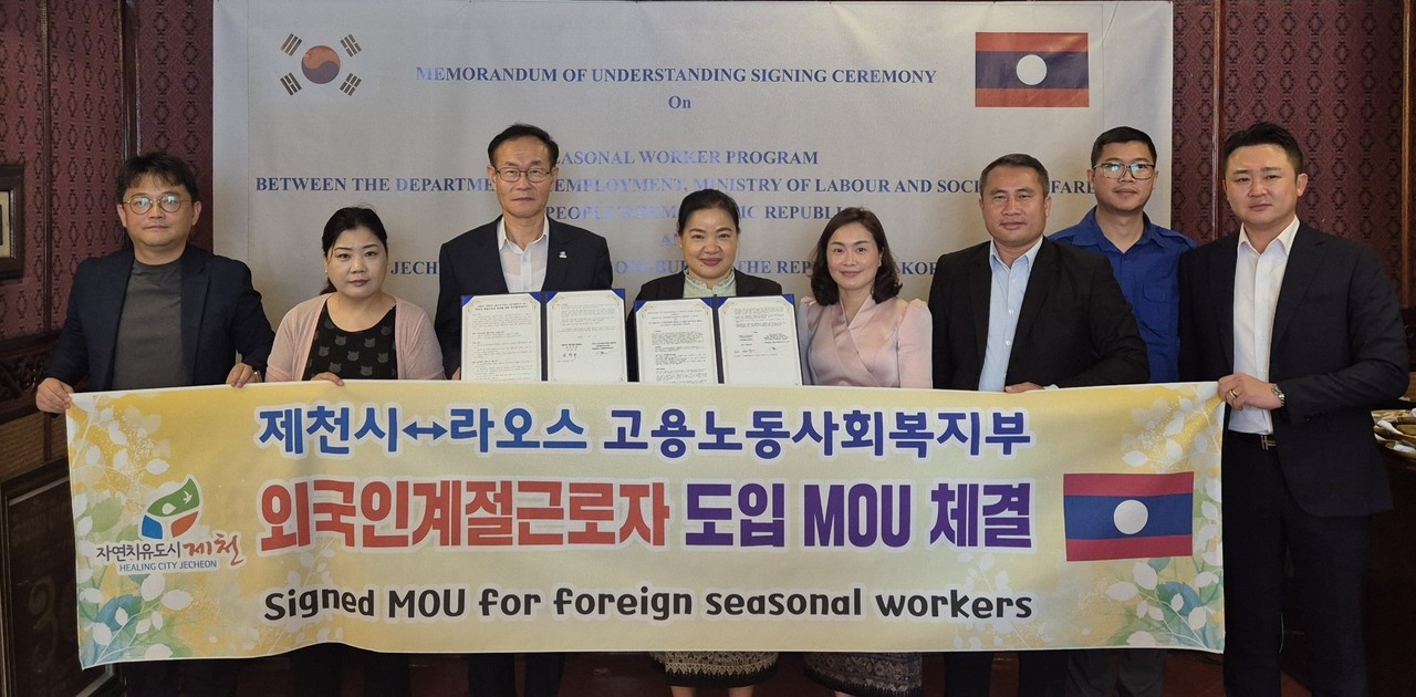 ▲ 제천시가 라오스 현지에서 라오스 노동사회복지부와 외국인 계절근로자 도입 업무협약을 체결하고 있다. 사진=제천시제공