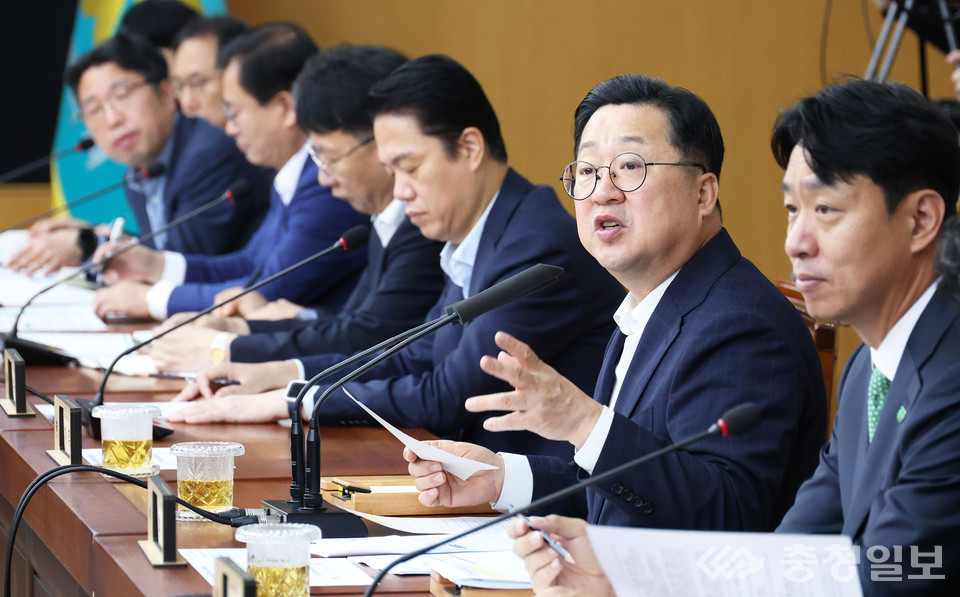 ▲ 사진 우측에서 두 번째 이장우 대전시장이 확대간부회의에서 발언하며 추석 연휴 대비 시민 안전 점검과 공공시설 관리 강화를 주문하고 있다. 회의에는 실‧국장과 산하기관장들이 참석해 현안 과제와 대응 방안을 논의하는 모습이다