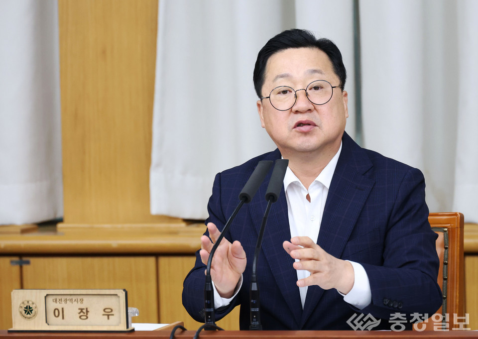 ▲ 이장우 대전시장이 확대간부회의에서 발언하고 있는 모습