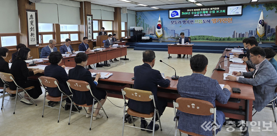 ▲ 임보역 진천부구수가 1일 충북 진천군청 대회의실에서 2026년도 주요업무계획 수립 보고회를 주재하고 있다.