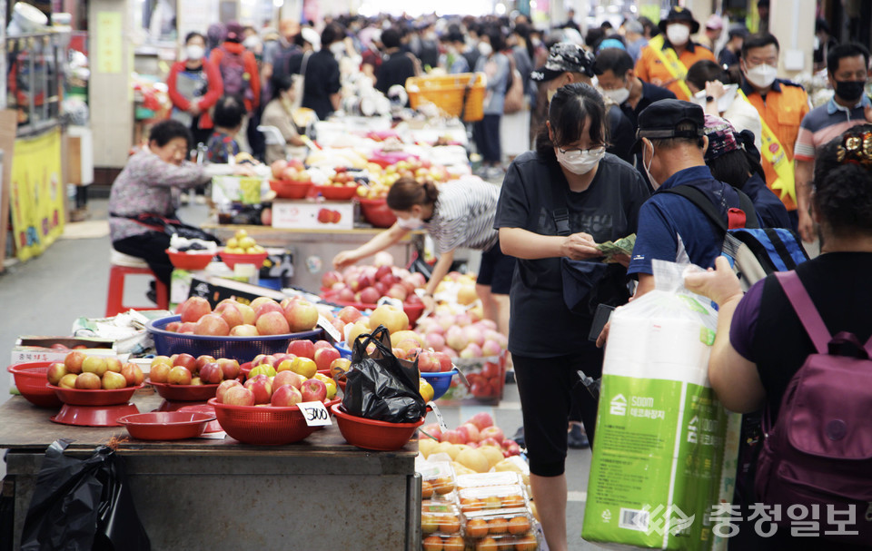 추석 연휴를 이틀 앞두고 있는 1일 충북 청주시 상당구 육거리 종합시장이 제수용품을 구매하려는 시민들로 붐비고 있다. 