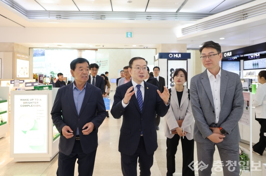 ▲ 이명구 관세청장(가운데)이 1일(수) 제주국제자유도시개발센터(JDC) 면세점 현장을 방문해 현장 의견을 청취하고 있다