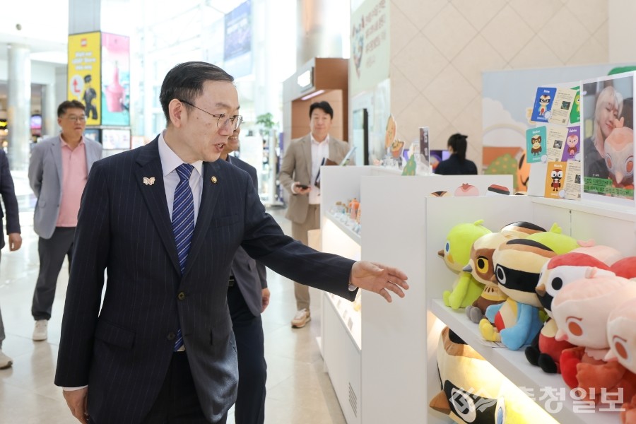 ▲ 이명구 관세청장이 1일(수) 제주국제자유도시개발센터(JDC) 면세점을 방문해 판매 물품들을 보고 있다