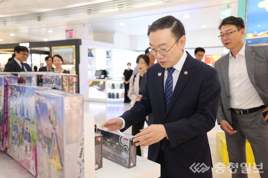 ▲ 이명구 관세청장이 1일(수) 제주국제자유도시개발센터(JDC) 면세점을 방문해 판매물품을 보고 있다