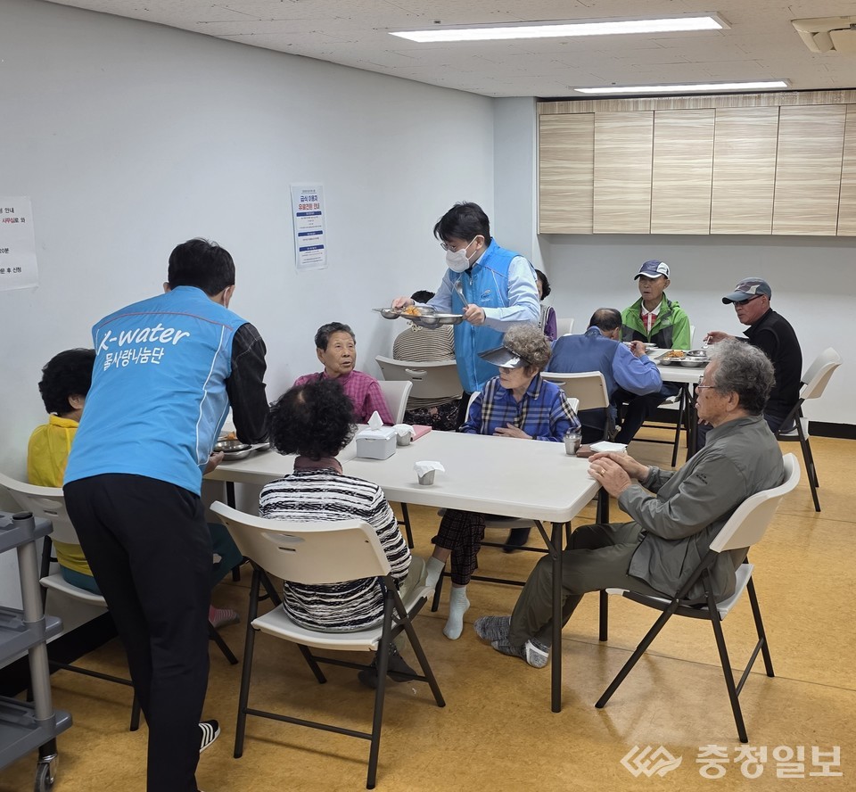 ▲ 한국수자원공사 감사실 직원들이 식자재 지원 및 배식 봉사에 나서고 있다