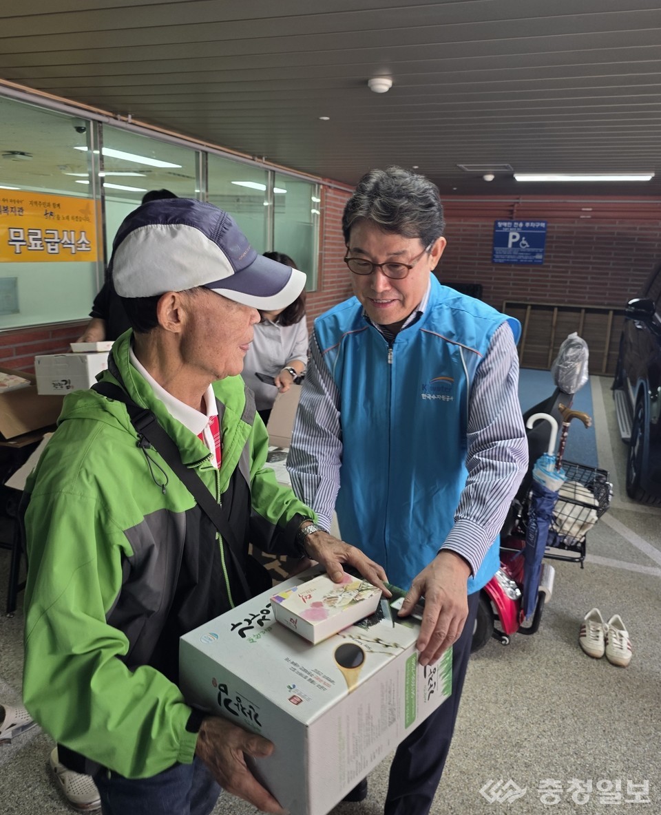 ▲ 이삼규 상임감사(사진 우측)가 식자재 지원 및 배식 봉사 등 나눔활동에 나서며 물품을 전달하고 있다