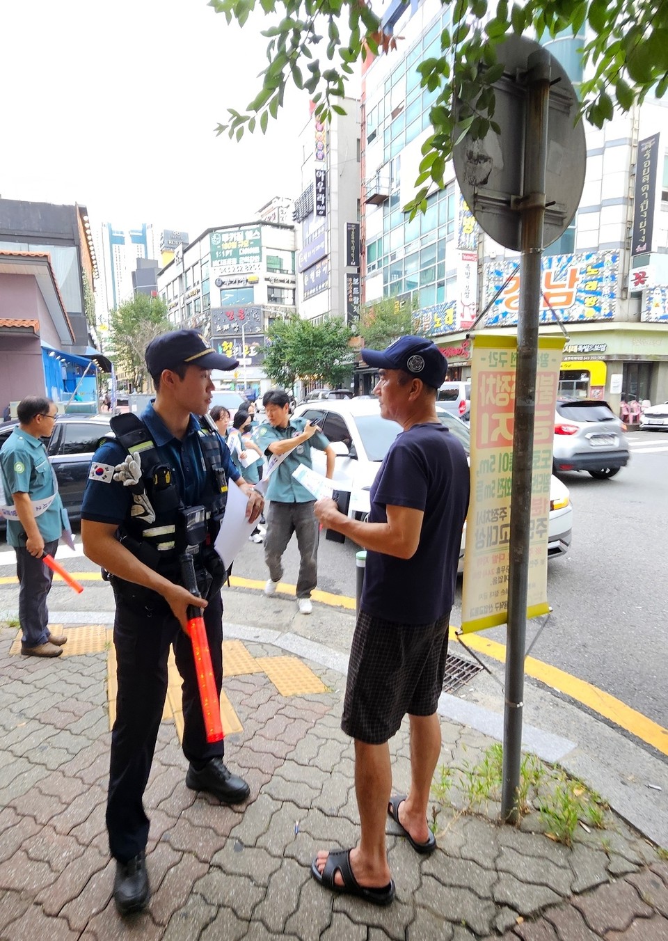 ▲ 홍근원 청주흥덕경찰서 복대지구대 경위가 기초질서 단속을 하고 있다.