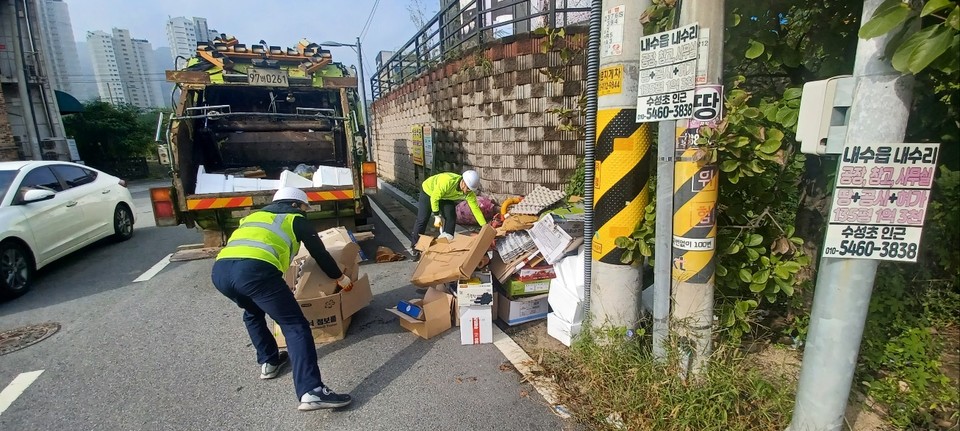 유용관 청원구청 환경위생과 환경공무직 등이 생활폐기물을 수거 하고 있다.