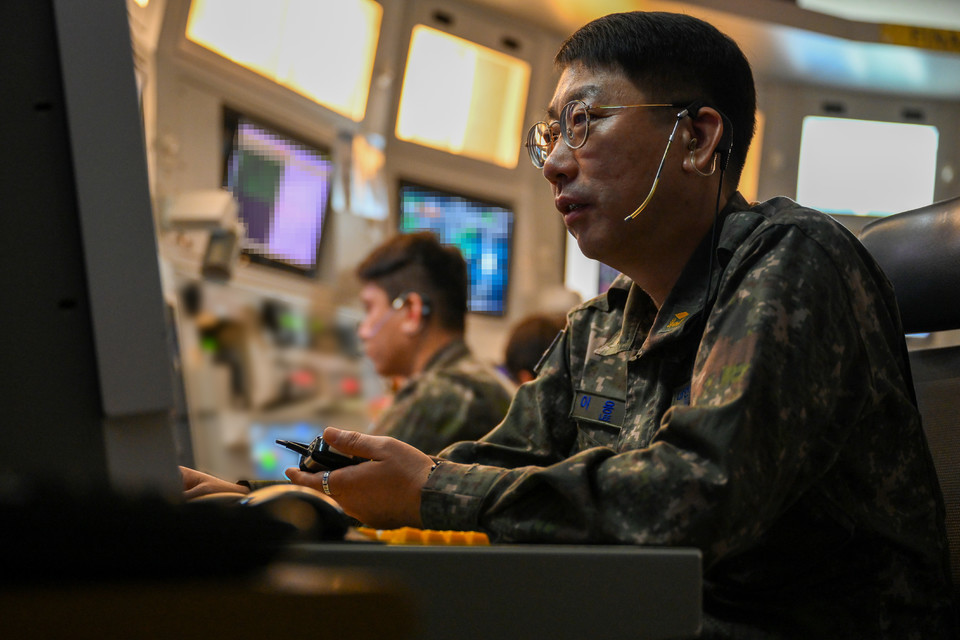 ▲ 이용주 공군 17전투비행단 준위가 청주공항 관제탑에서 항공기 이착륙 등을 유도하고 있다.(사진=17전투비행단)