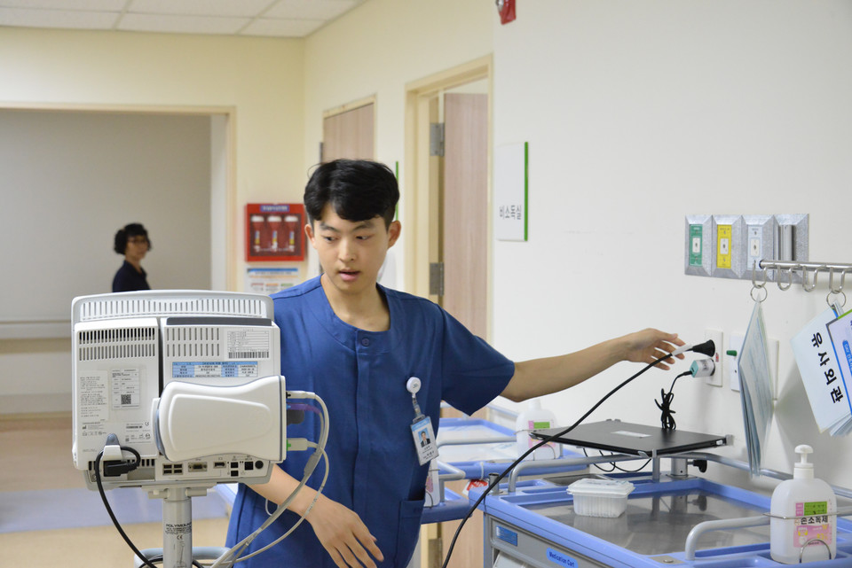 ▲ 박해수 충북대병원 간호사가 심전도 관련 장비를 점검하고 있다.(사진=신우식 기자)