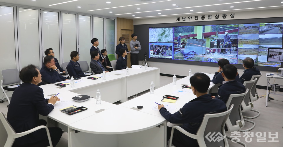 ▲ 대전도시공사 재난안전종합상황실에서 정국영 사장(좌측 가운데)이 관계자들과 건설현장 안전관리 모니터링 상황을 점검하고 있다