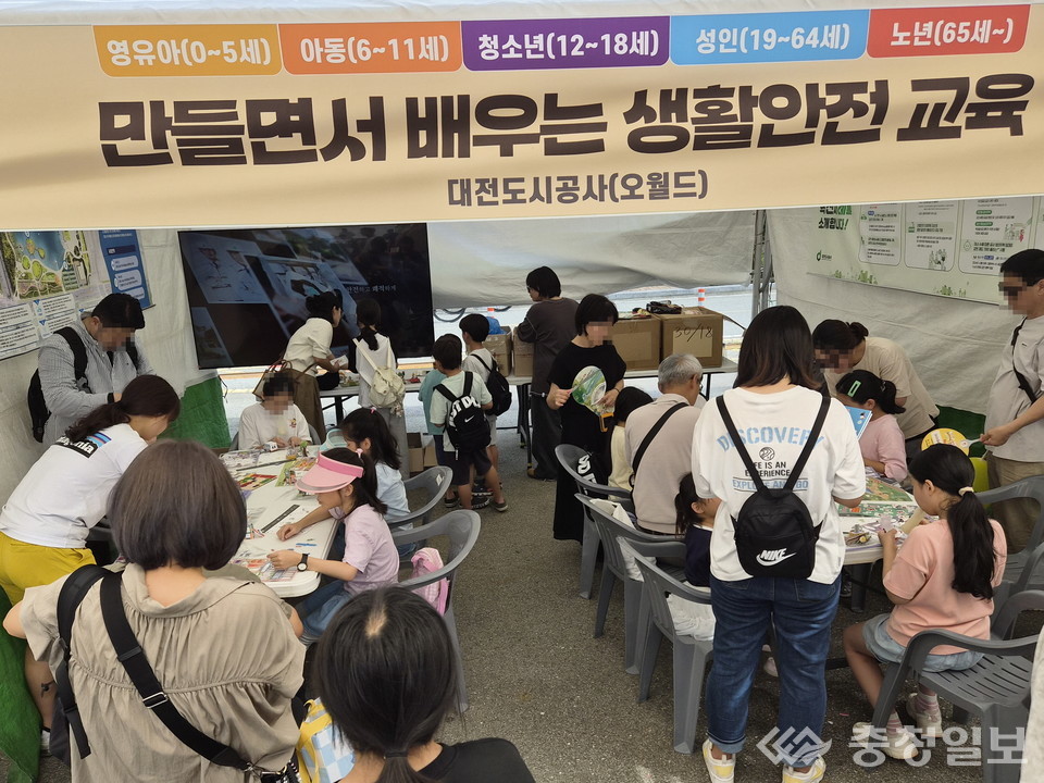 ▲ 어린이와 시민들이 생활안전 퍼즐을 만들며 즐겁게 학습하고 있다