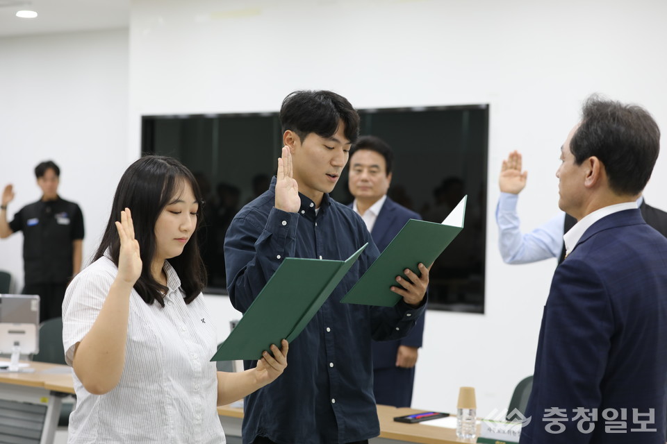 ▲ 대전도시공사 신입사원 대표들이 ‘AI 경영 선포식’에서 AI 기반 혁신 경영 실천을 다짐하며 선서를 하고 있다