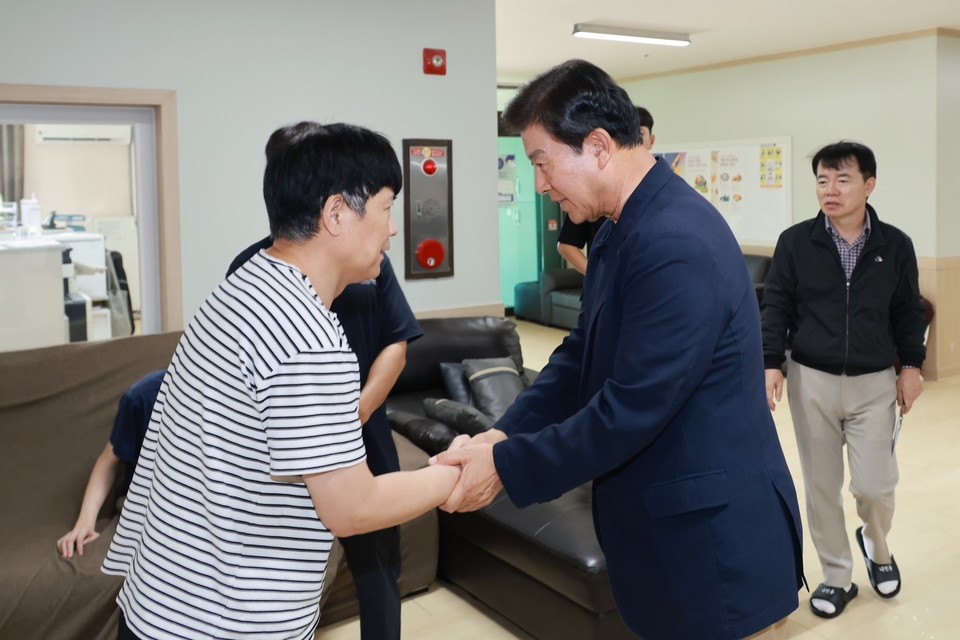 ▲ 박범인 군수(가운데)가 추석을 앞두고 사회복지 생활시설을 위문 방문하고 있다./금산군 제공