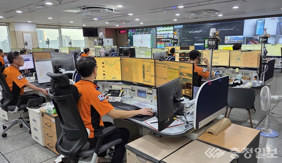 ▲ 대전소방본부 119종합상황실에서 근무 중인 요원들이 다수의 모니터와 시스템을 통해 시민들의 긴급 신고와 상담을 신속하게 처리하고 있는 모습