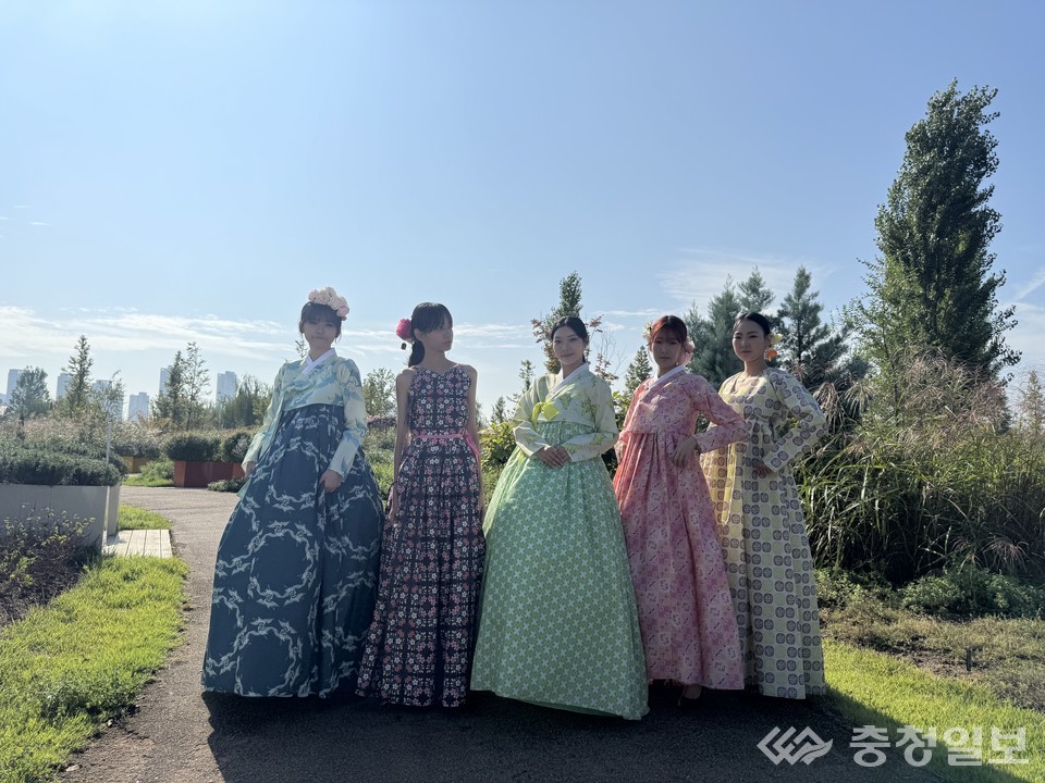▲ K-모델과 학생들이 재활용 원단으로 제작된 한복과 드레스를 입고 포즈를 취하며 친환경 패션의 아름다움을 선보이고 있다