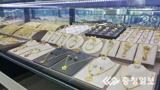 ▲ 충북 청주시 한 금은방에 귀금속이 진열돼 있다.