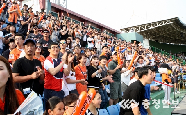 ▲ 한화이글스의 청주 3연전 경기가 열린 18일 청주야구장을 가득 메운 야구팬들이 열띤 응원을 펼치고 있다. 