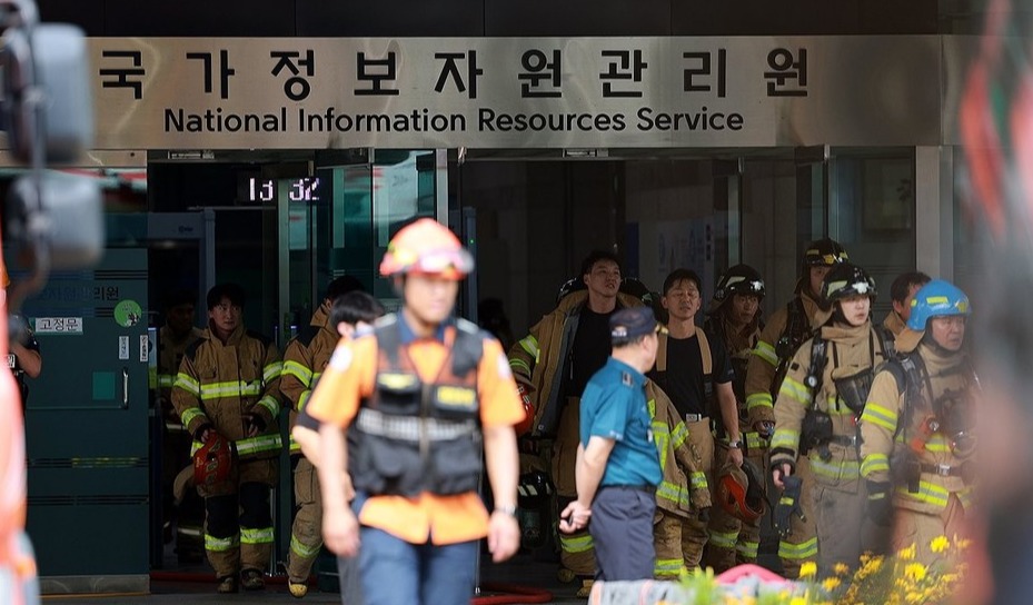 ▲ ▲  27일 대전 유성구 국가정보자원관리원(국정자원)에서 소방대원이 오가고 있다. 전날 정부 전산시스템이 있는 국정자원에서 무정전·전원 장치(UPS)용 리튬이온 배터리 화재가 발생해 정부 전산 서비스가 대규모로 마비됐다. /연합뉴스
